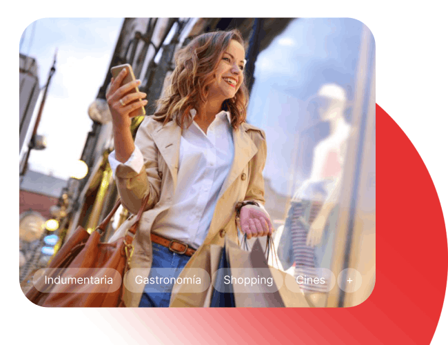 Mujer comprando con su celular en la mano